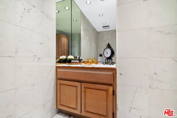$1,170,000 | 11755 Montana Avenue, Unit 201, Los Angeles, CA 90049