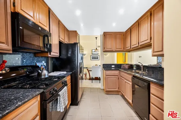 $1,170,000 | 11755 Montana Avenue, Unit 201, Los Angeles, CA 90049