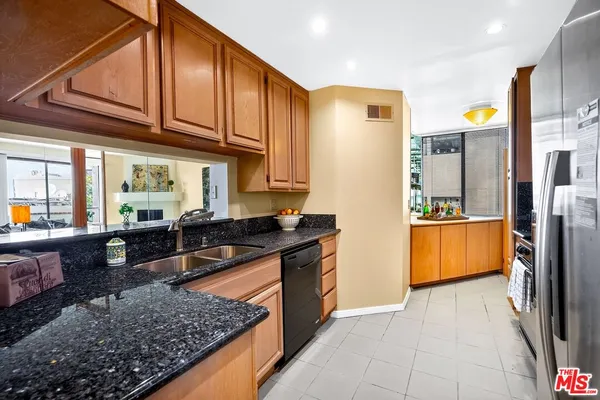 $1,170,000 | 11755 Montana Avenue, Unit 201, Los Angeles, CA 90049