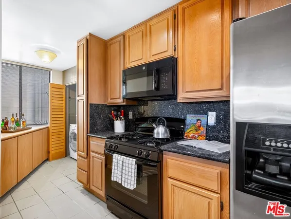 $1,170,000 | 11755 Montana Avenue, Unit 201, Los Angeles, CA 90049