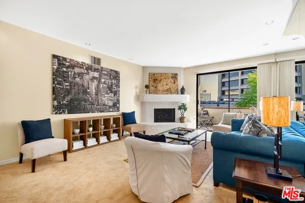 $1,170,000 | 11755 Montana Avenue, Unit 201, Los Angeles, CA 90049