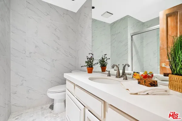 $1,170,000 | 11755 Montana Avenue, Unit 201, Los Angeles, CA 90049
