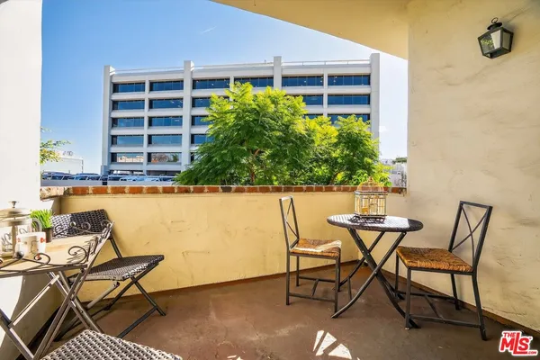 $1,170,000 | 11755 Montana Avenue, Unit 201, Los Angeles, CA 90049