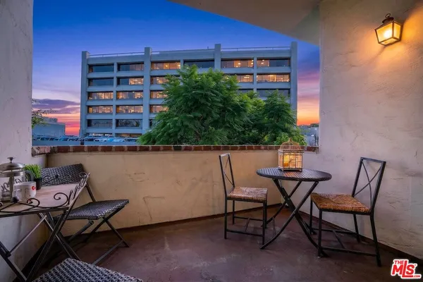 $1,170,000 | 11755 Montana Avenue, Unit 201, Los Angeles, CA 90049