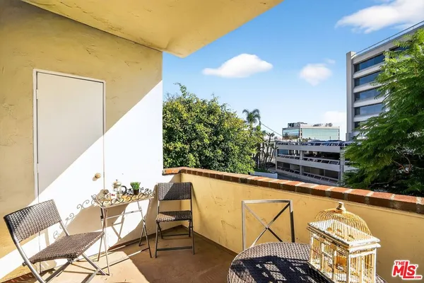 $1,170,000 | 11755 Montana Avenue, Unit 201, Los Angeles, CA 90049