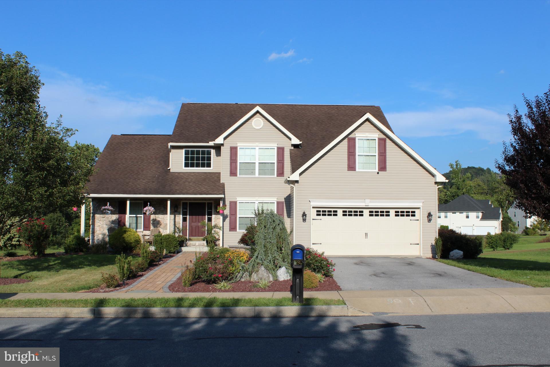 a view of house and yard with green space