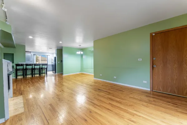 $219,000 | 7632 West Lawrence Avenue, Unit 1A, Harwood Heights, IL 60706