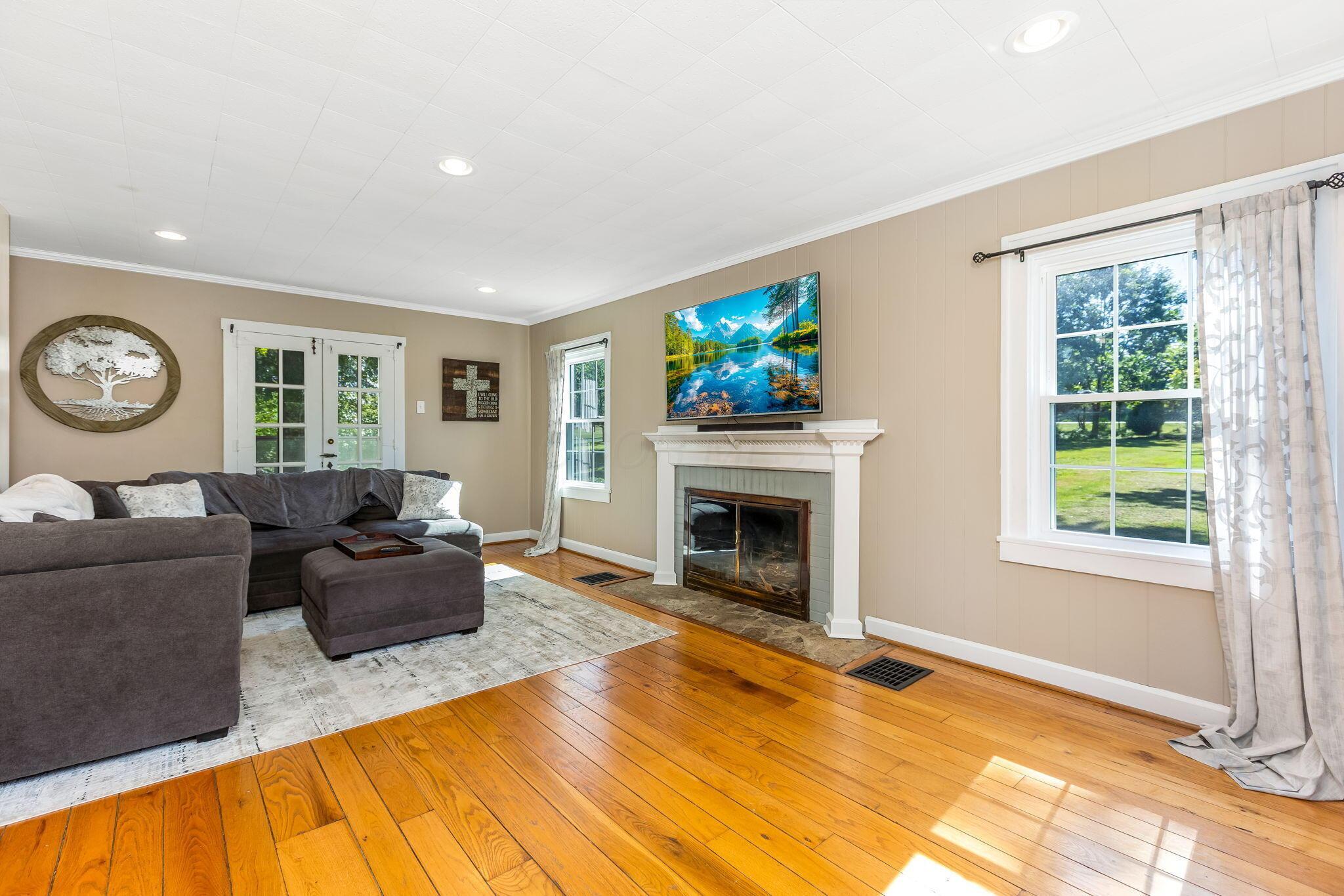 7949 Flint Road Columbus, OH 43235 - Photo 5 of 68 5-web-or-mls-G02A2341