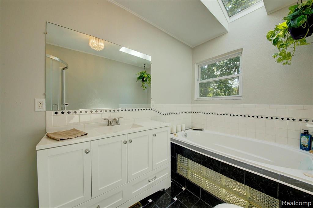 6161 Gordon Road Waterford, MI 48327 - Photo 16 of 53