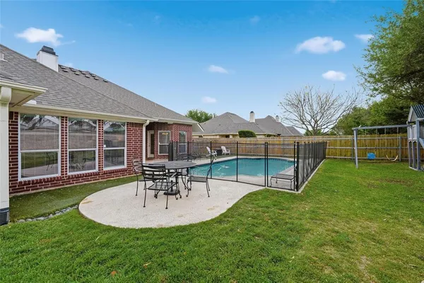a view of a house with a backyard