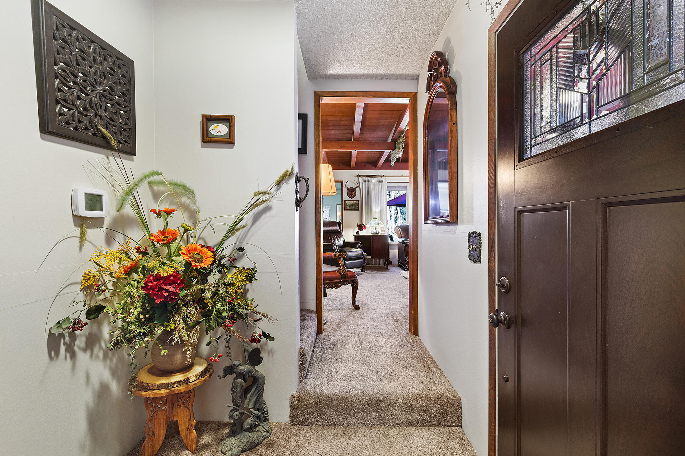 1090 Queens Branch Road Rogue River, OR 97537 - Photo 8 of 40 Entry Way