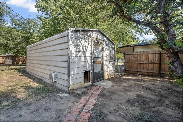 a view of a backyard