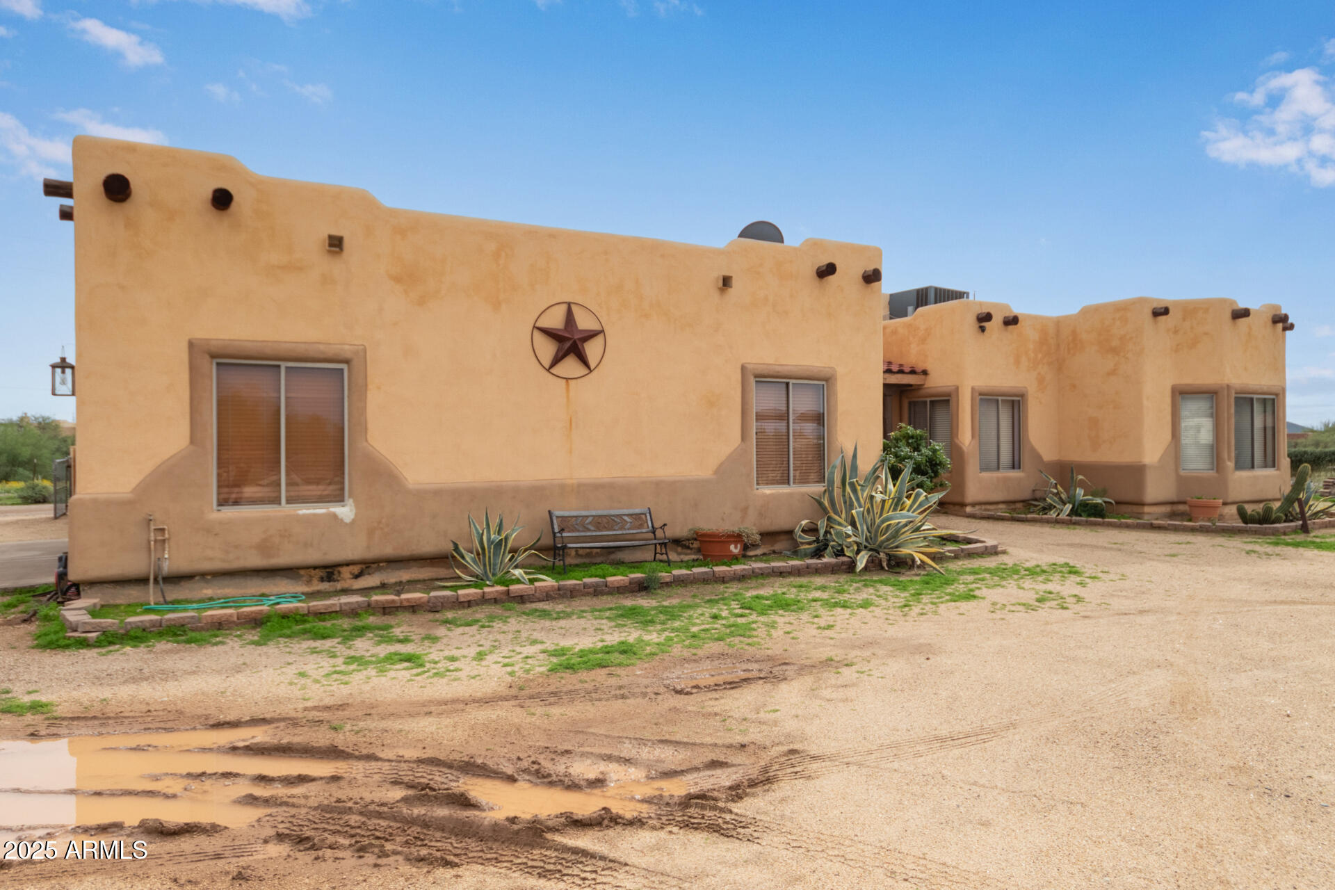 1032 East Carlise Road Phoenix, AZ 85086 - Photo 4 of 56 a front view of a house with a yard