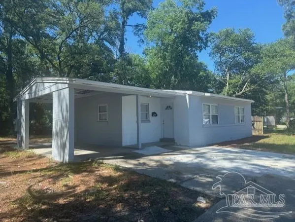 $1,350 | 801 East Fairfield Drive, Pensacola, FL 32503