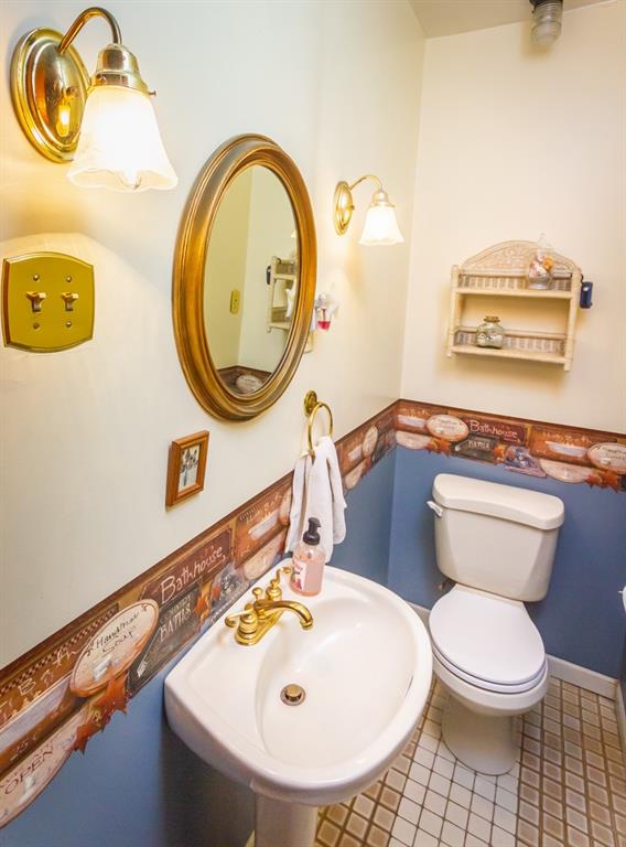 644 Cascade Road Pittsburgh, PA 15221 - Photo 11 of 21 a bathroom with a toilet a sink and a mirror