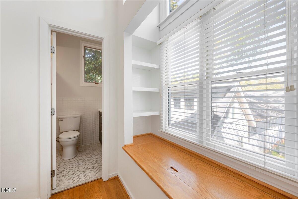 530 Elm Street Raleigh, NC 27604 - Photo 23 of 47 a bathroom with a tub and toilet