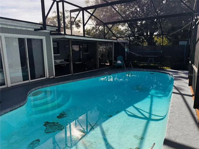 a view of a backyard