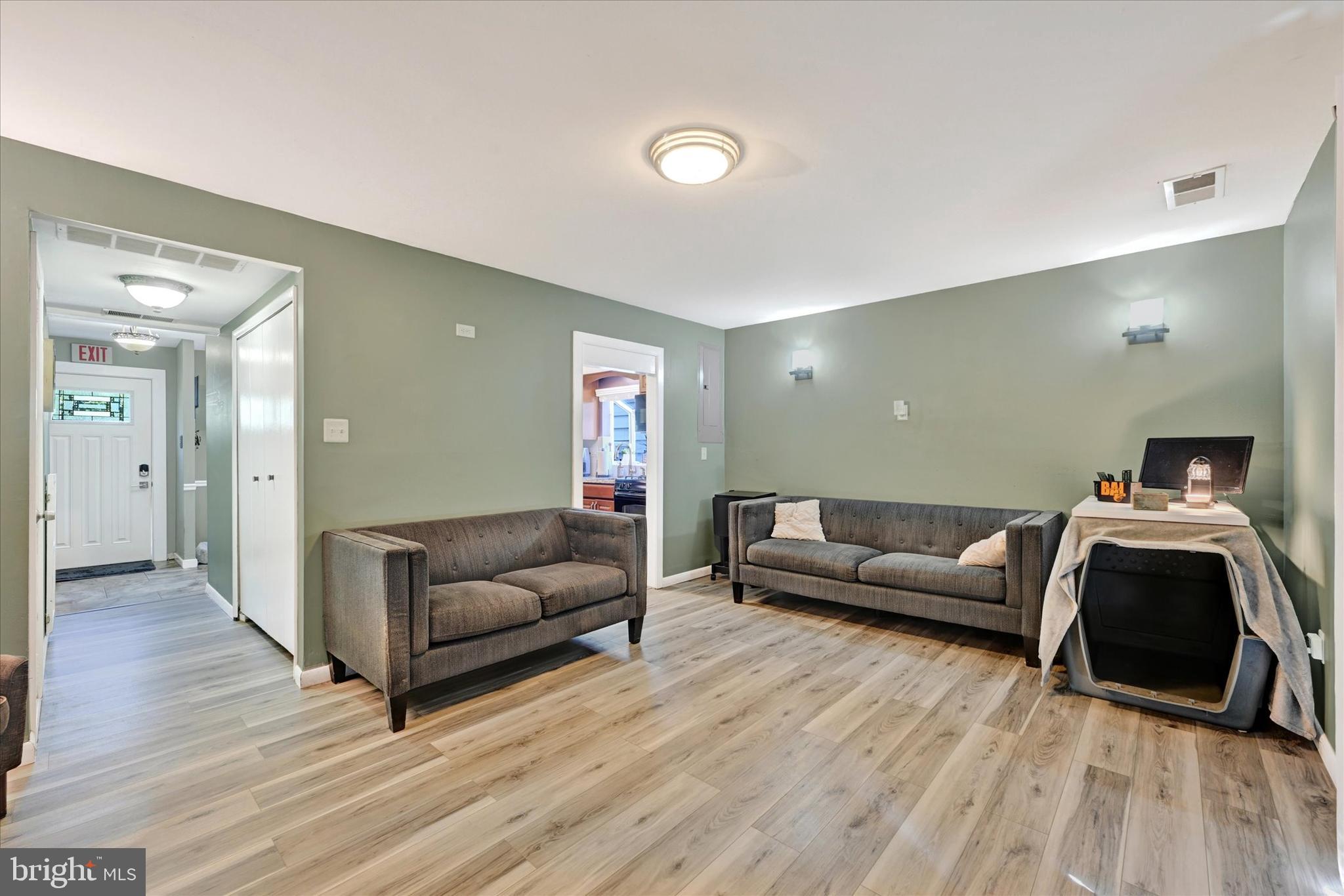 127 Arundel Road Pasadena, MD 21122 - Photo 12 of 31 Bright living room