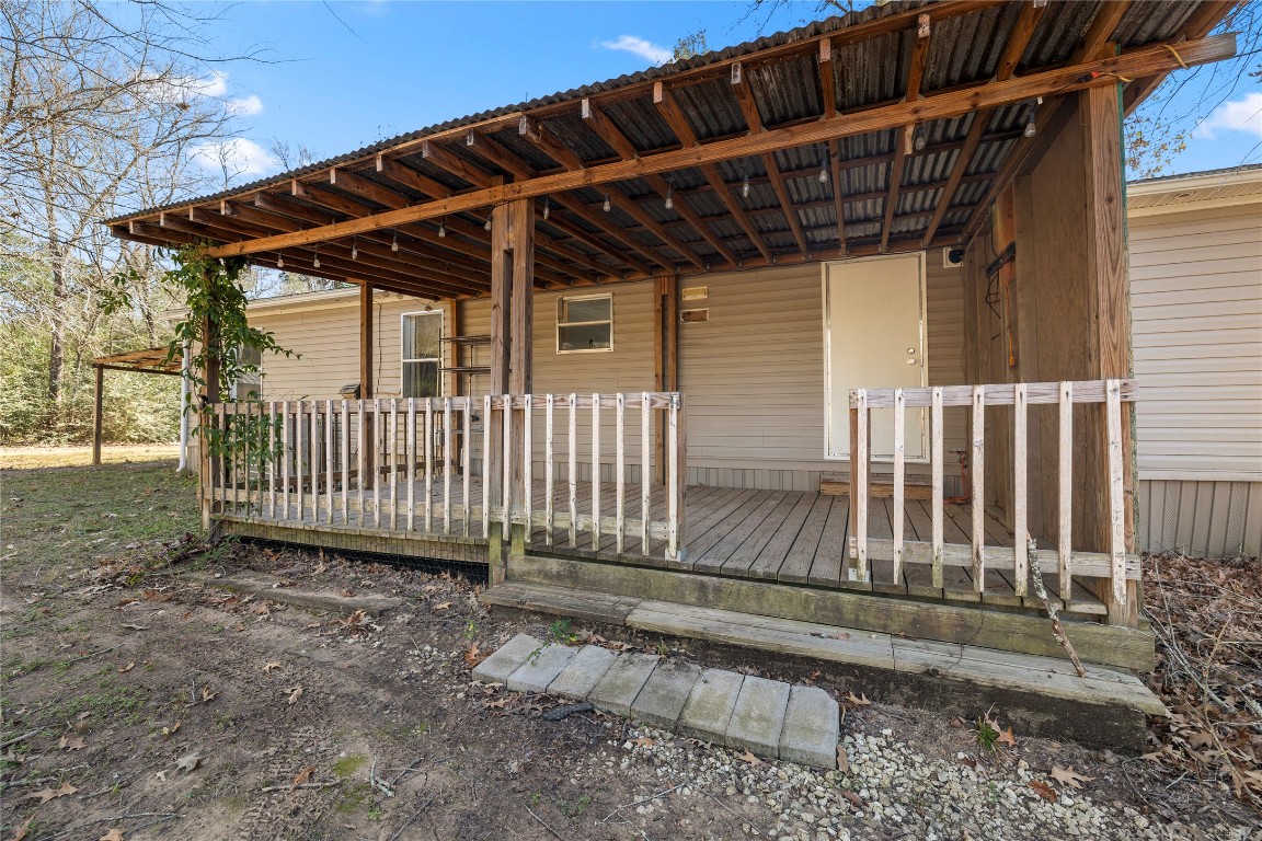 21150 Arnsworth Road Montgomery, TX 77356 - Photo 28 of 35 a view of a backyard with wooden fence