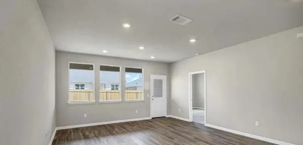 $2,200 | 400 Barton Creek Lane, Hutto, TX 78634