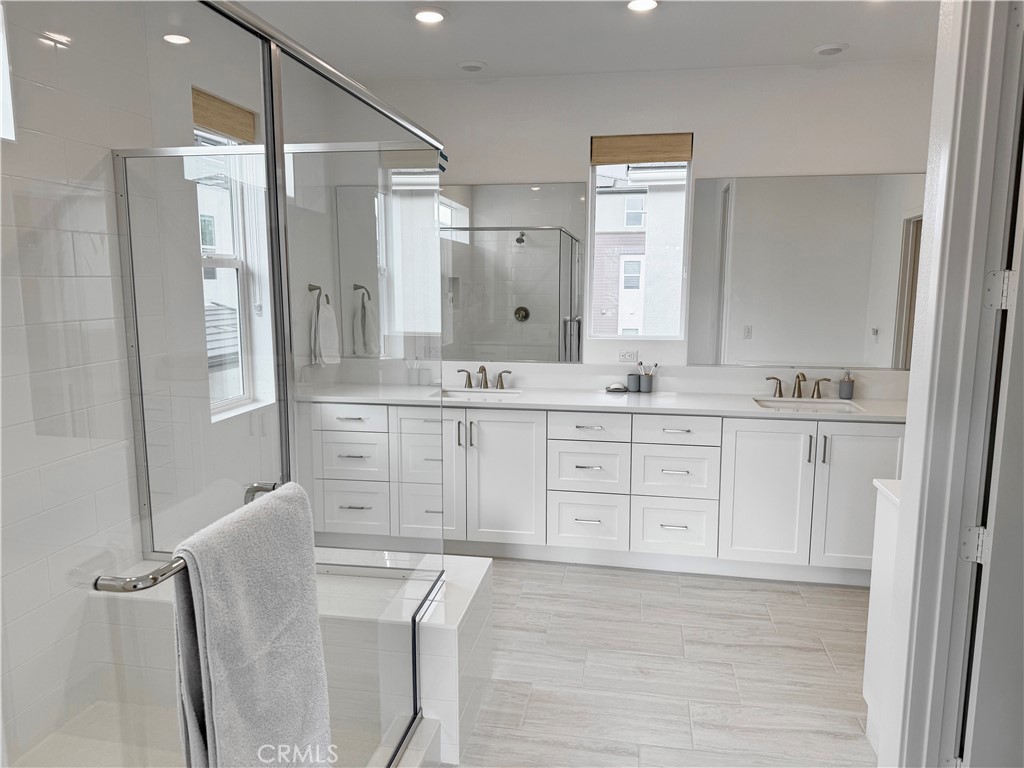 620 Grizzly Irvine, CA 92618 - Photo 17 of 40 2nd Floor Master Suite Bathroom