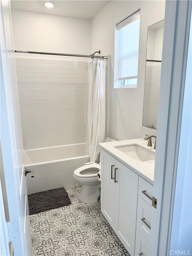 620 Grizzly Irvine, CA 92618 - Photo 24 of 40 3rd Bedroom In-Suite Bathroom