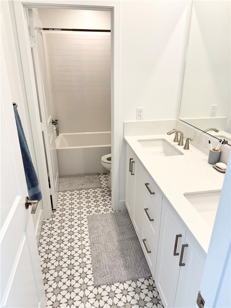 620 Grizzly Irvine, CA 92618 - Photo 27 of 40 4th Full Bathroom for 4th and 5th Bedrooms