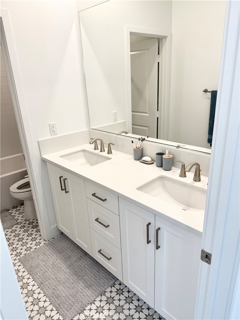 620 Grizzly Irvine, CA 92618 - Photo 28 of 40 4th Full Bathroom for 4th and 5th Bedrooms