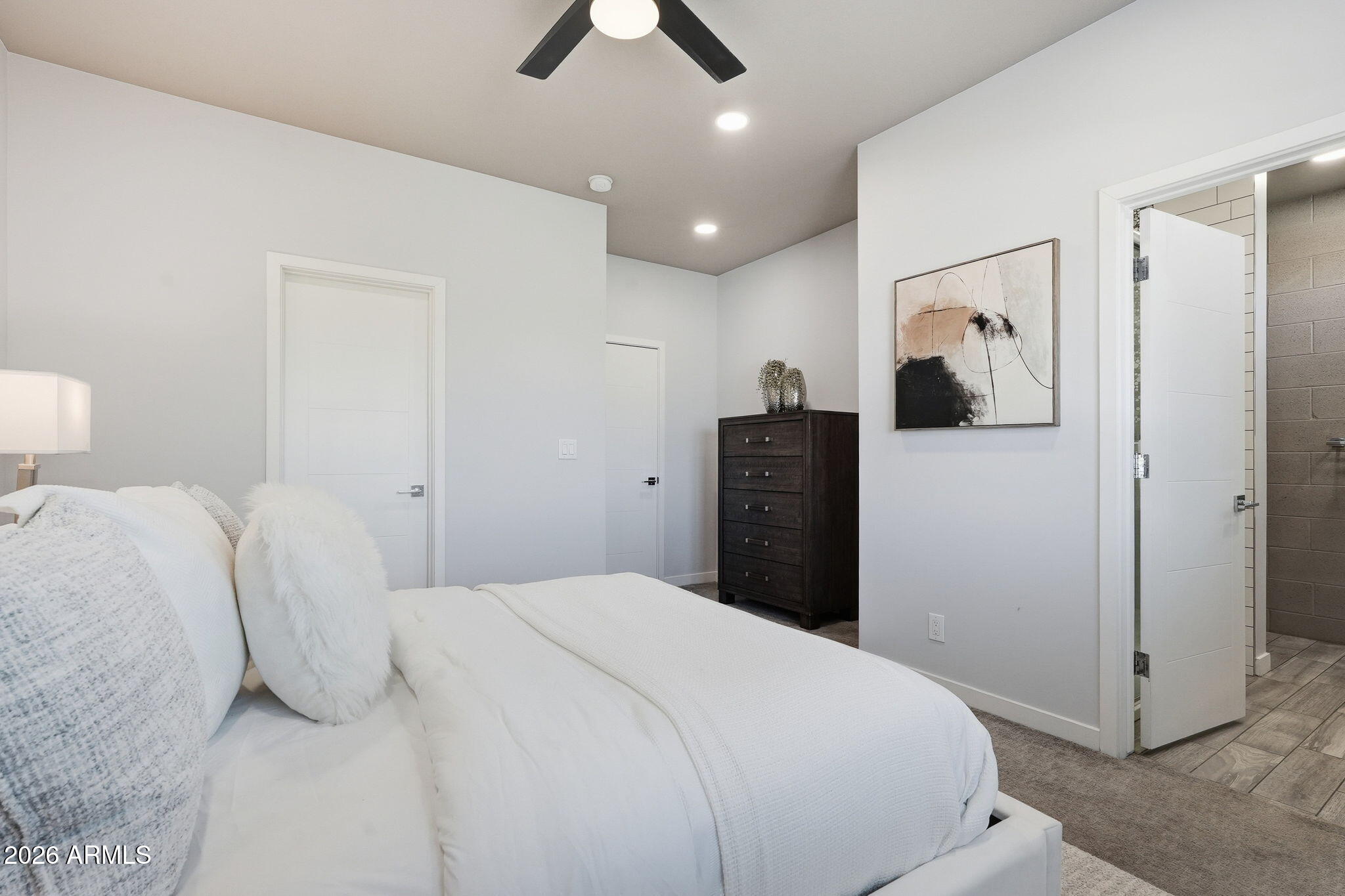 2727 East Thomas Road, Unit 5 Phoenix, AZ 85016 - Photo 26 of 41 a bedroom with a large bed and painting on the wall