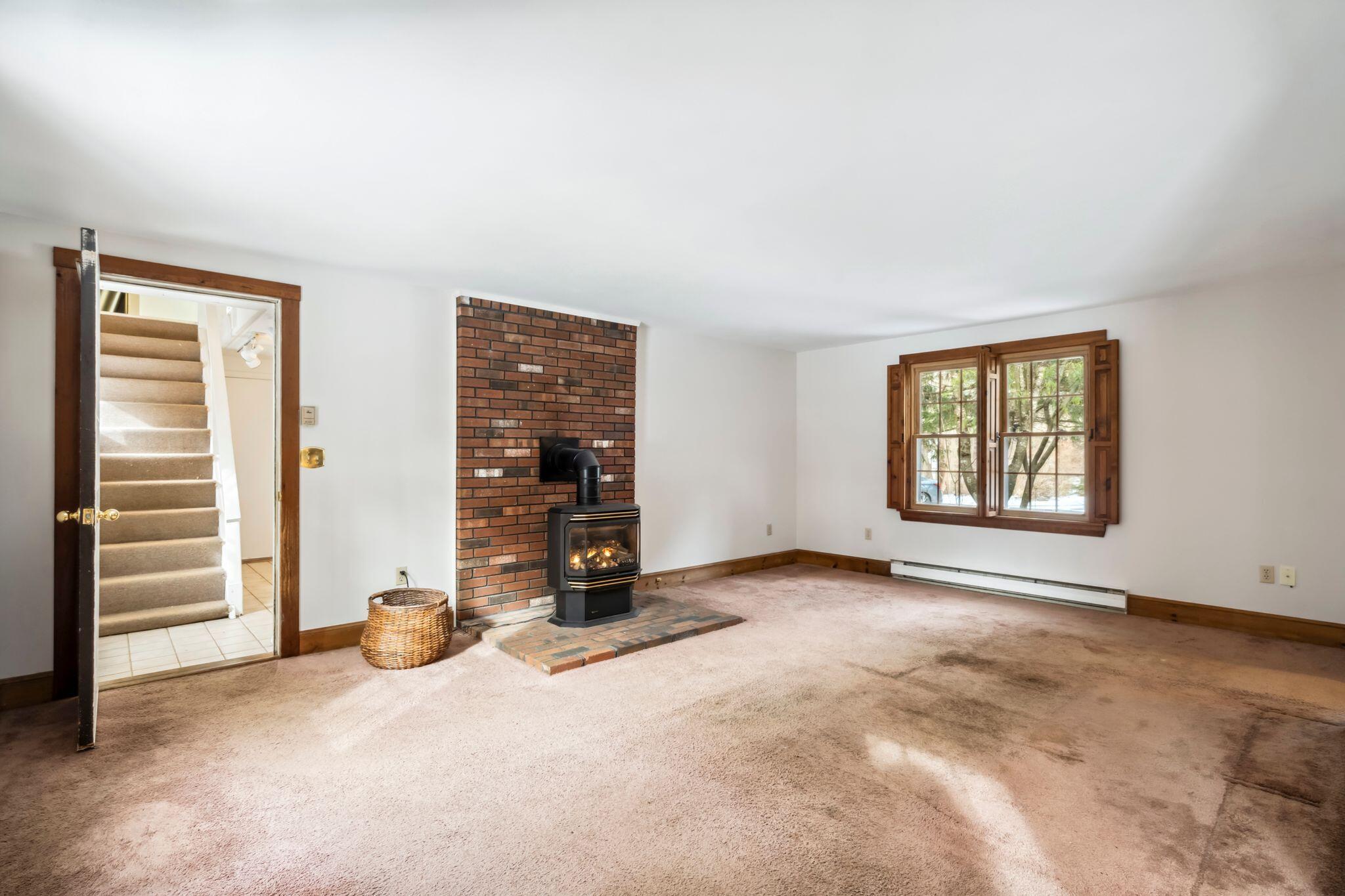 8 Old Farm Road Kittery, ME 03904 - Photo 12 of 22 Living Room
