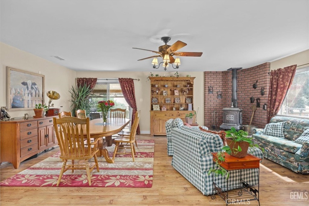 21564 Pine Tree Road Caliente, CA 93518 - Photo 20 of 48 a view of a livingroom with furniture
