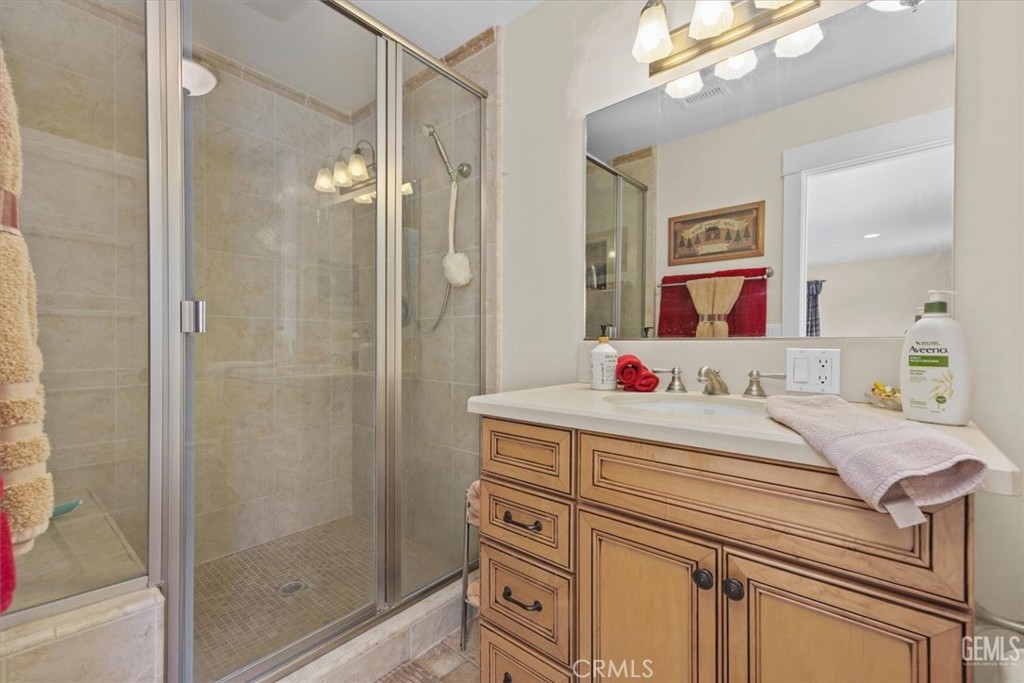 21564 Pine Tree Road Caliente, CA 93518 - Photo 35 of 48 a bedroom with a bed and a mirror