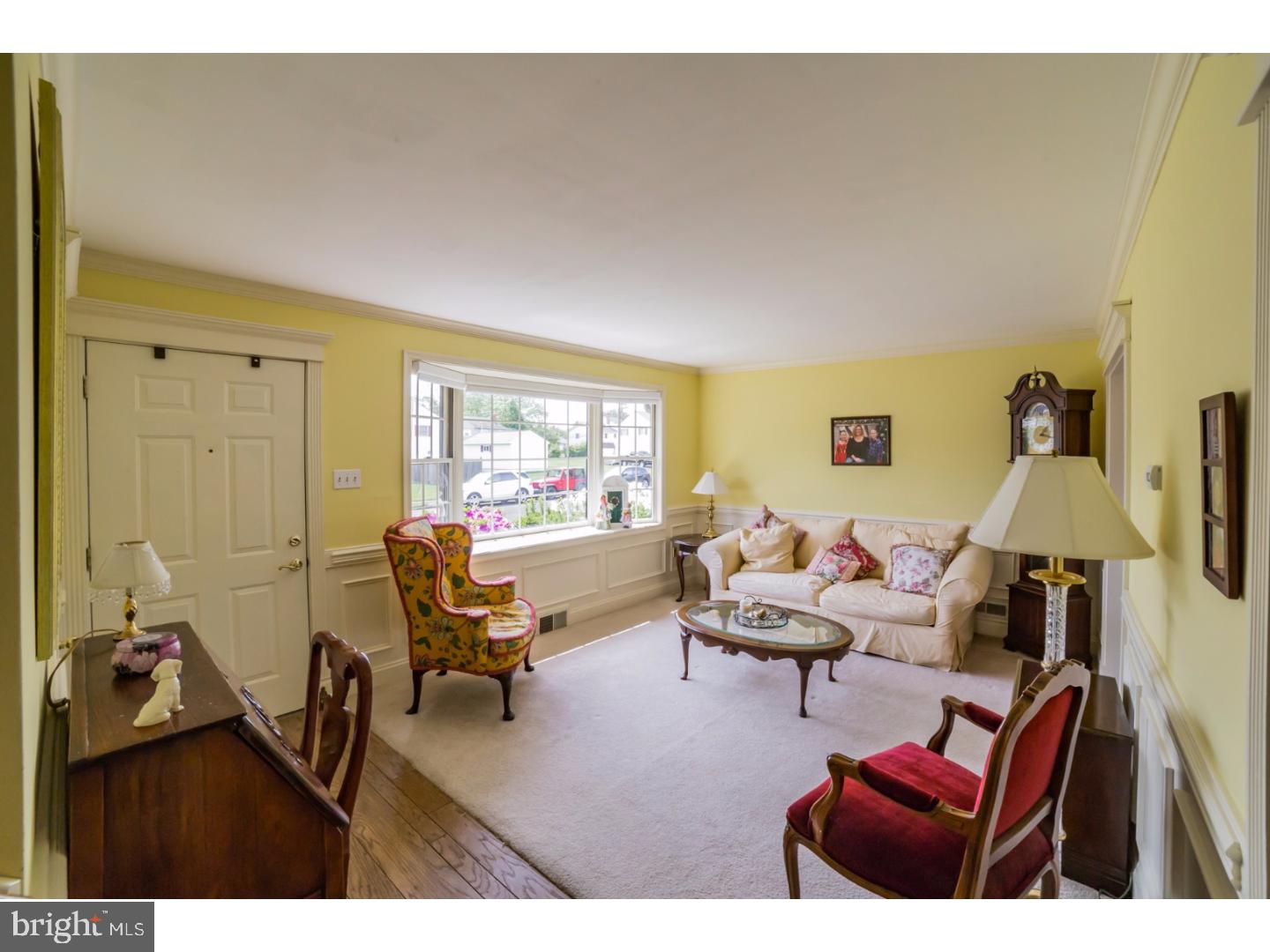 895 Hemlock Road Warminster, PA 18974 - Photo 5 of 22 Living Room