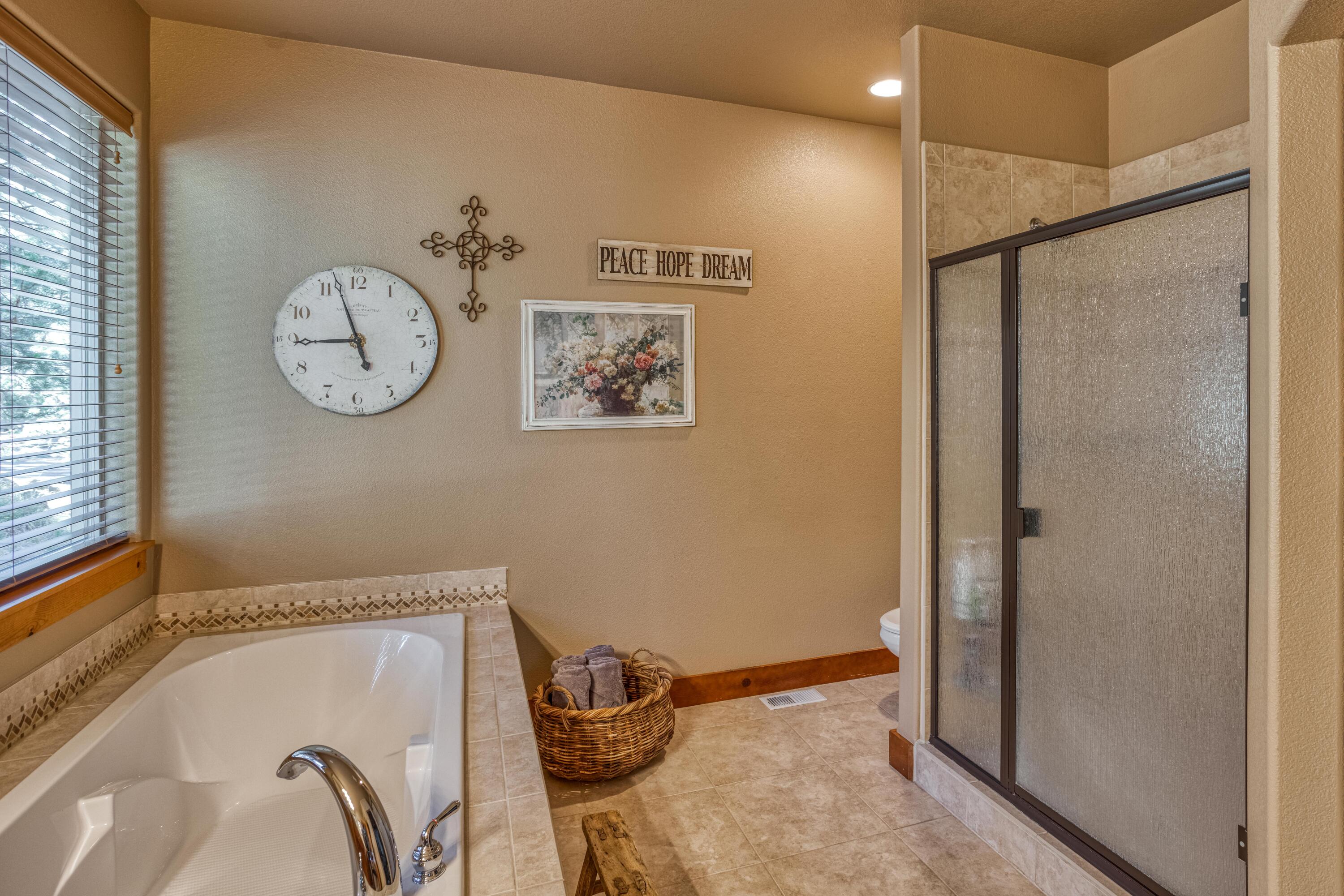 18160 Rager Mountain Lane Sunriver, OR 97707 - Photo 17 of 30 Master Bathroom