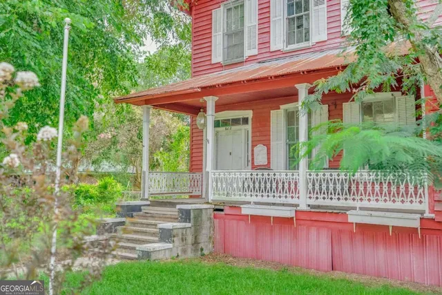 front view of a house with a yard table and chairs