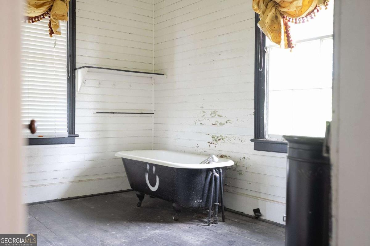 602 Magnolia Street Guyton, GA 31312 - Photo 25 of 34 a bathroom with a sink and a bathtub