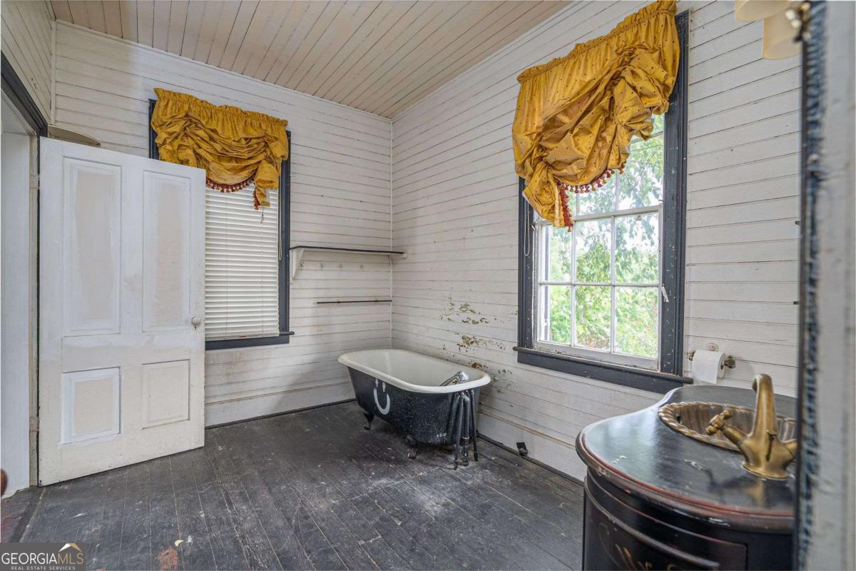 602 Magnolia Street Guyton, GA 31312 - Photo 26 of 34 a living room with furniture and a window