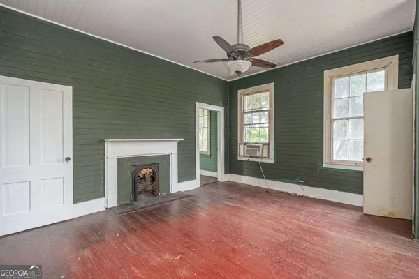 a view of a house with a backyard