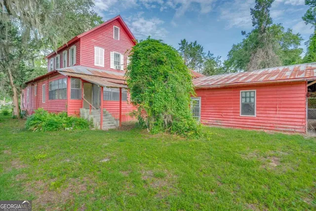 a view of a house with a yard