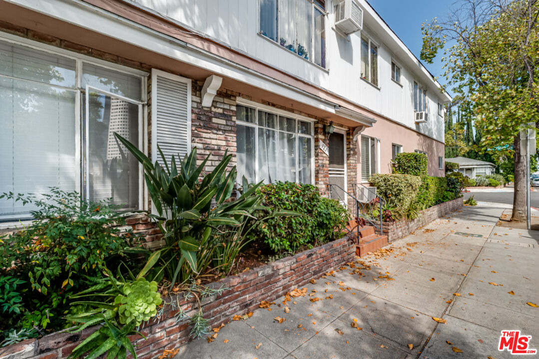 4100 McFarlane Avenue Burbank, CA 91505 - Photo 3 of 54 a view of a house with a garden