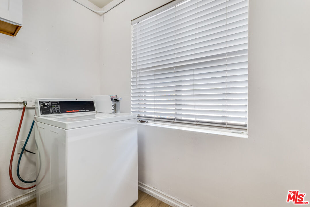4100 McFarlane Avenue Burbank, CA 91505 - Photo 36 of 54 a utility room with dryer and washer