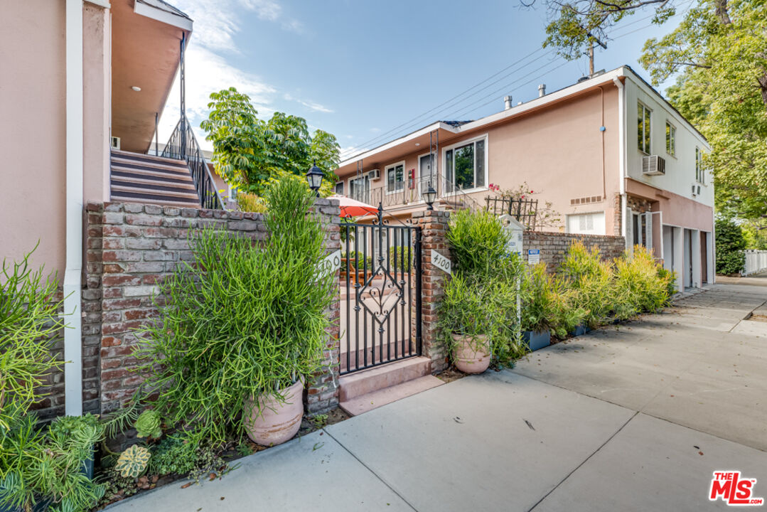 4100 McFarlane Avenue Burbank, CA 91505 - Photo 9 of 54 a front view of a house with garden