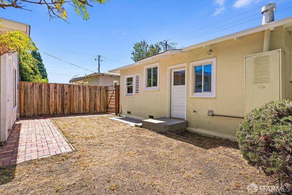 3111 Wheeler Street Berkeley, CA 94705 - Photo 41 of 44 a backyard of a house