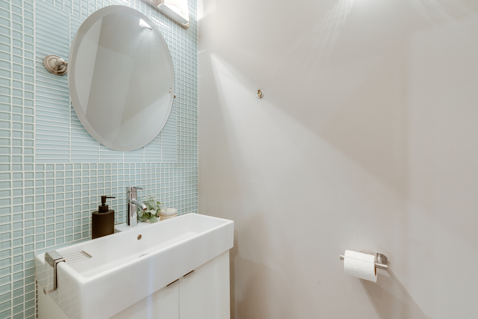 1005 South Racine Avenue Chicago, IL 60607 - Photo 6 of 16 a bathroom with a sink and a mirror