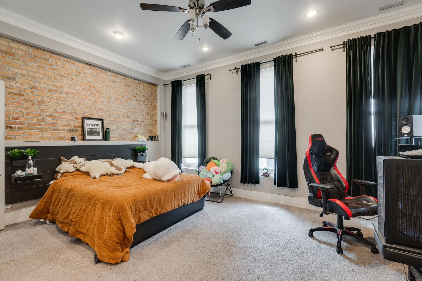 1005 South Racine Avenue Chicago, IL 60607 - Photo 10 of 16 a bed room with a bed and a gym