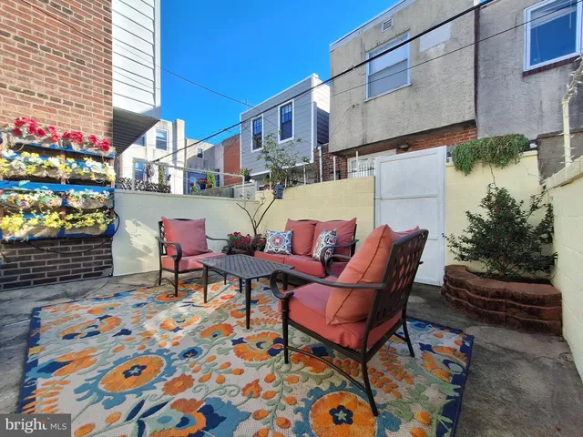 a group of chairs sitting in front of a building