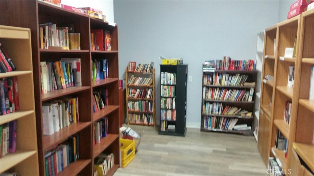 21621 Sandia Road, Unit 150 Apple Valley, CA 92308 - Photo 39 of 45 a living room with lots of books