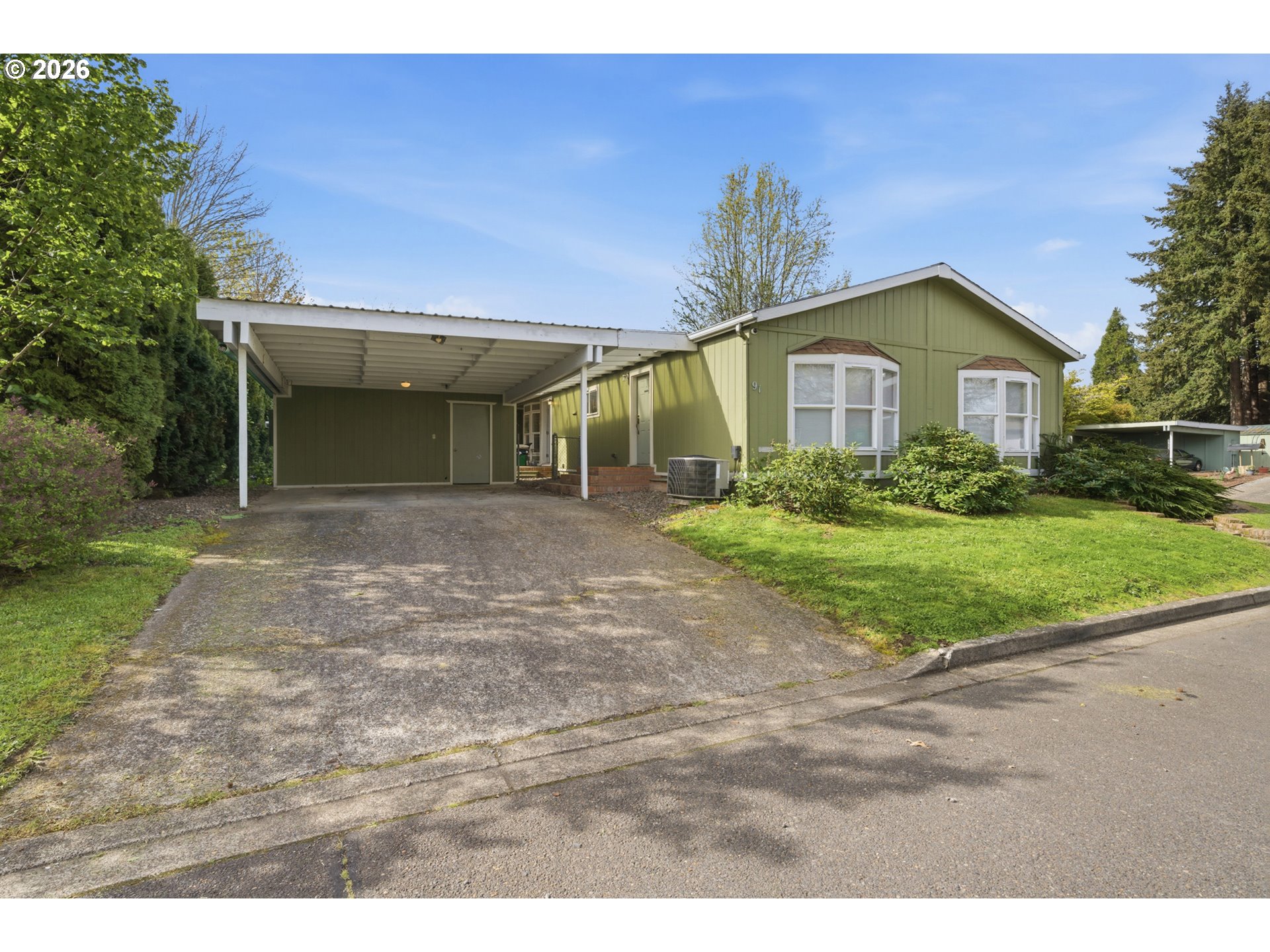 655 Northeast Burnett Road, Unit 91 McMinnville, OR 97128 - Photo 6 of 27 a front view of a house with garden