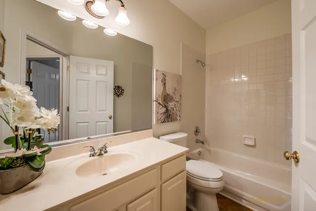 $639,900 | 6 Sherwood Court, Lake In The Hills, IL 60156