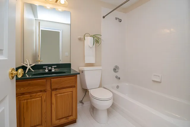 $639,900 | 6 Sherwood Court, Lake In The Hills, IL 60156